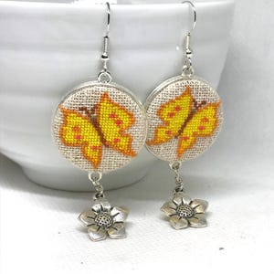 Gelber Schmetterling gestickte Ohrringe, Kreuzstichschmuck mit Charmeblume, Handgefertigtes Weihnachtsgeschenk für Mädchen