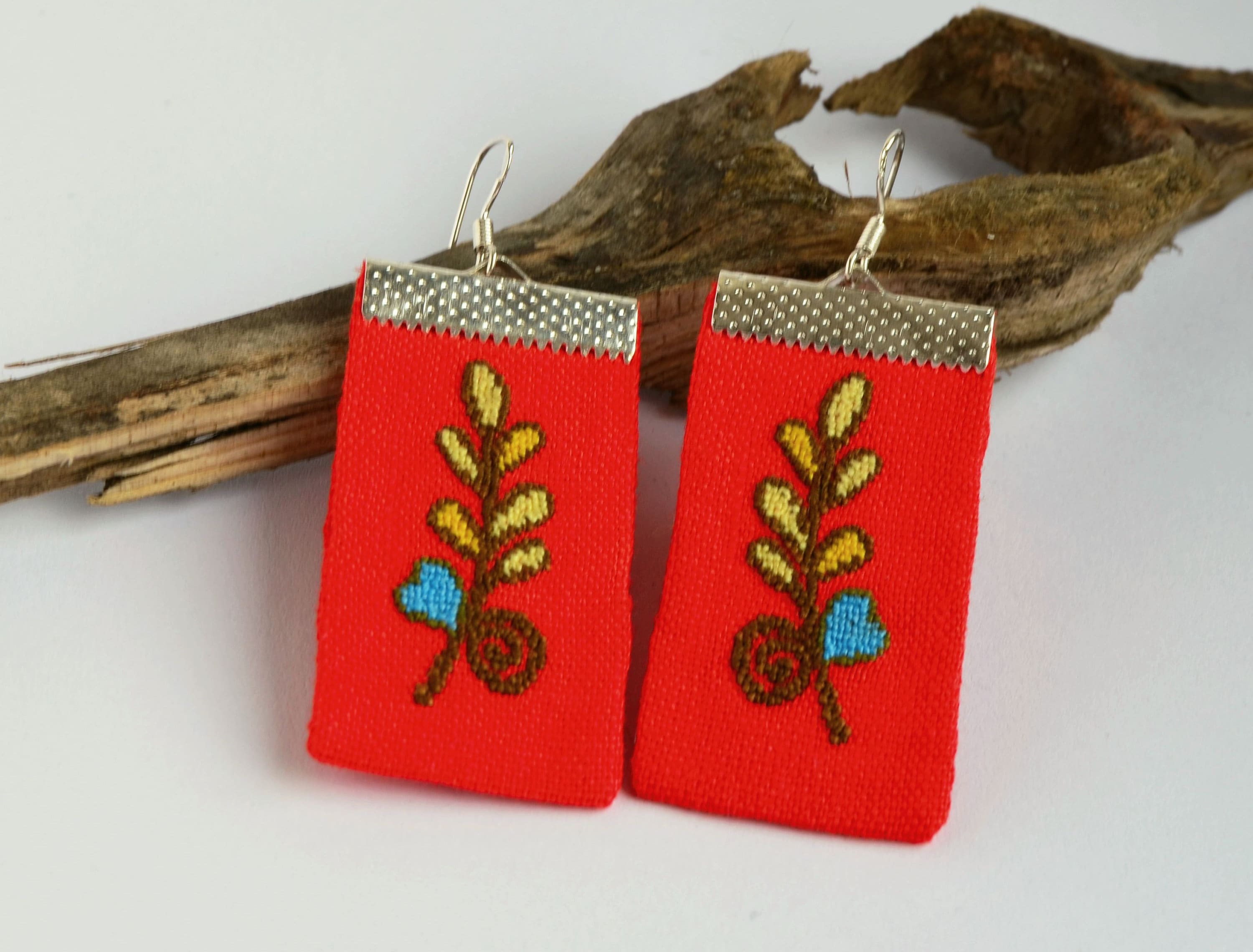 Pendientes bordados de lino: punto de cruz de rama roja, joyerĂa natural
