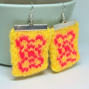 Boucles d&#39;oreilles rectangulaires en tricot : bijoux au crochet jaunes et rouges