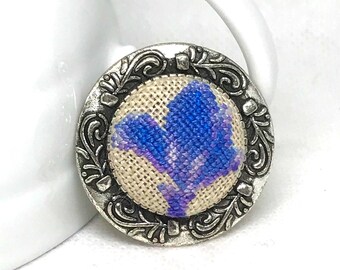 Broche de flor azul bordado: Pin floral hecho a mano en punto de cruz