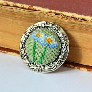 Embroidered Chamomile Flower Brooch: Cross Stitch Floral Jewelry