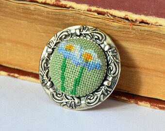 Flower nature embroidered brooch for woman, Cross stitch chamomile flower jewelry, White green handcrafted gift