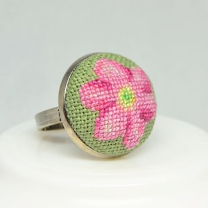 Gestickter Ring mit rosa Blume, bestes Geschenk für Frauen, runde Blumenring mit Kreuzstich