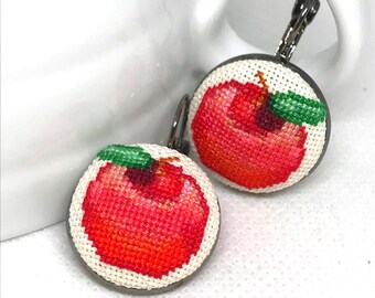 Geborduurde oorbellen rode appel: sierlijke fruitsieraden met kruissteek