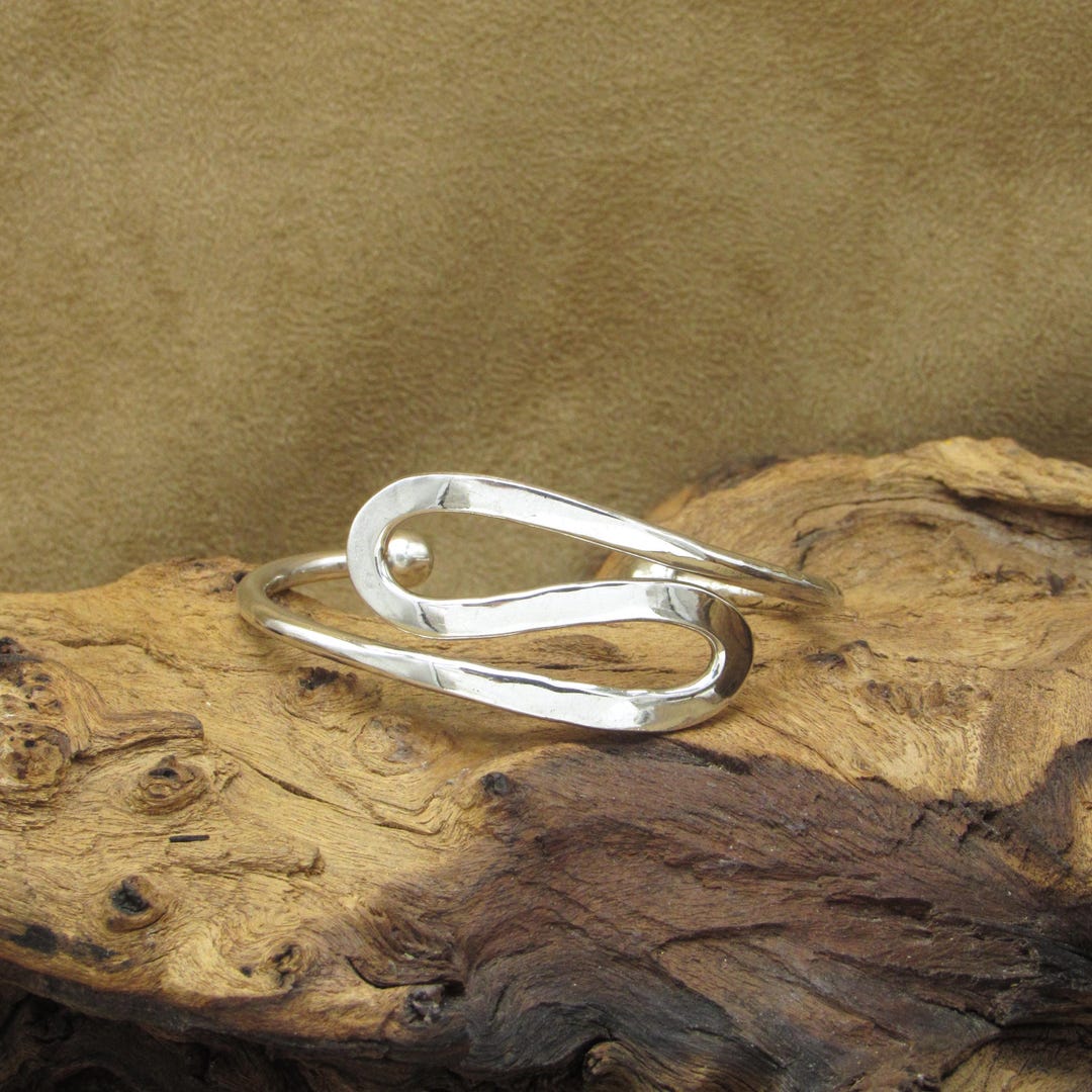 Solid Curved Elegance Bracelet
