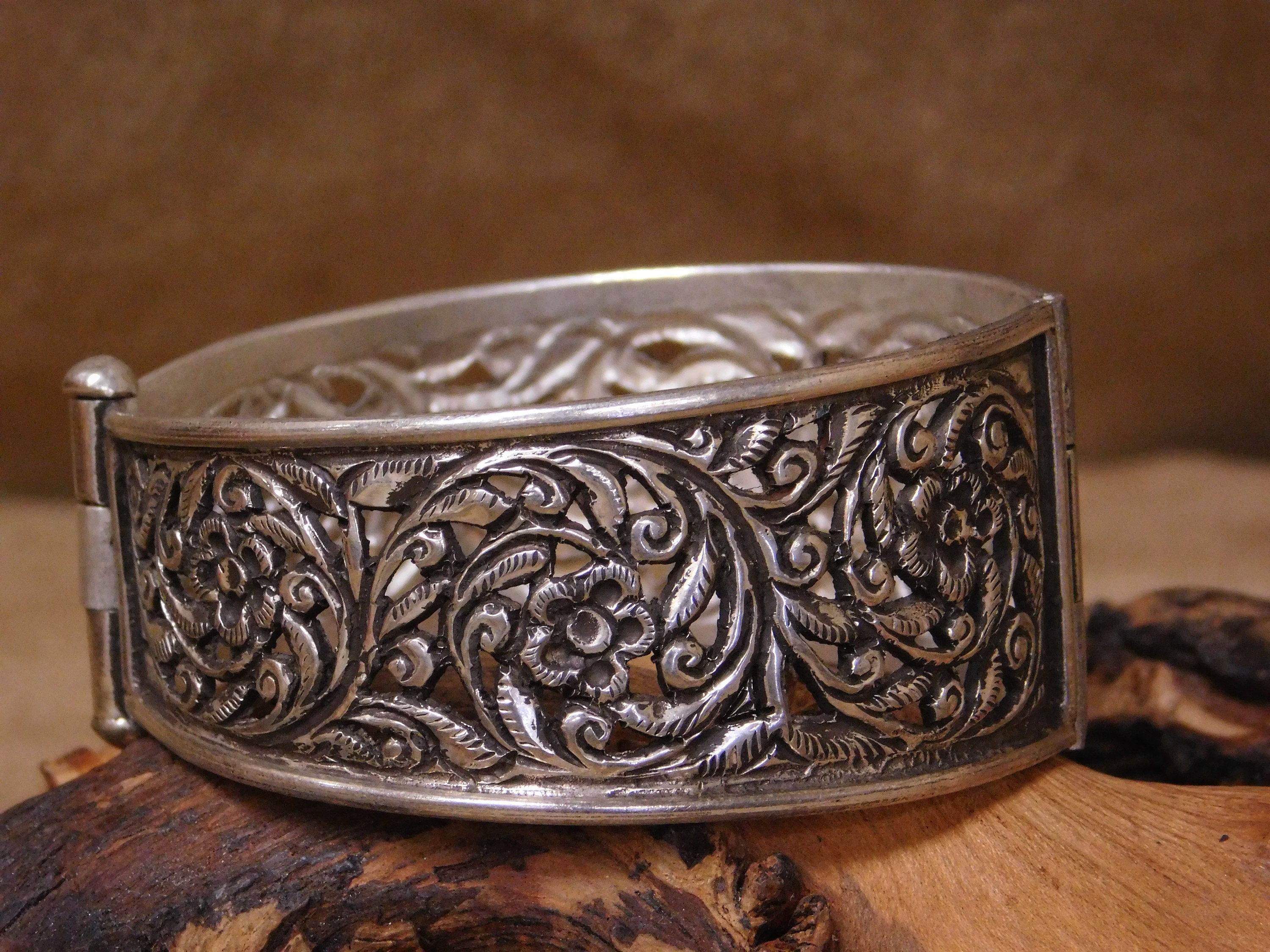 Gorgeous Vintage Sterling Silver Bangle Bracelet With Flower
