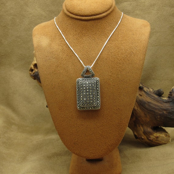 Beautiful Dazzling Sterling Silver Marcasite Neckl