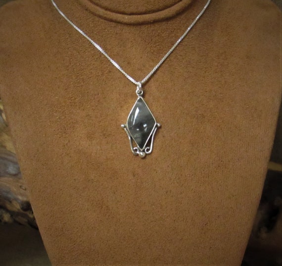 Pretty Sterling Silver and Agate Pendant Necklace