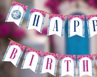 Puede incluir: Una pancarta blanca con diseños florales rosas y azules y las palabras "Happy Birthday" en letras azul marino. Cada letra está en una bandera separada con una bola de discoteca colgando de la parte superior.