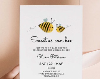 Może przedstawiać: Białe zaproszenie na baby shower z kreskówkową ilustracją dwóch pszczół. Tekst brzmi "Sweet as can bee" i zawiera informacje o wydarzeniu, w tym datę, godzinę, miejsce i dane kontaktowe do RSVP. Zaproszenie zawiera również tekst "Registered at Amazon | Target".