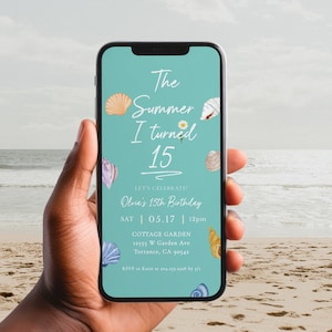 Puede incluir: Una pantalla de teléfono inteligente azul turquesa muestra una invitación de cumpleaños con un tema de conchas marinas. La invitación dice "The Summer I Turned 15" e incluye detalles para la fiesta de cumpleaños número 15 de Olove el 17 de mayo a las 12 pm en Cottage Garden en Torrance, California.