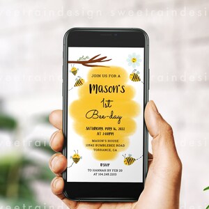 Może przedstawiać: Cyfrowe zaproszenie w kolorze ż&oacute;łtym i białym z motywem pszcz&oacute;ł. Zaproszenie zawiera napis "Join us for a Mason's 1st Bee-day" wraz z datą i godziną wydarzenia. Zaproszenie zawiera r&oacute;wnież adres i informacje RSVP.