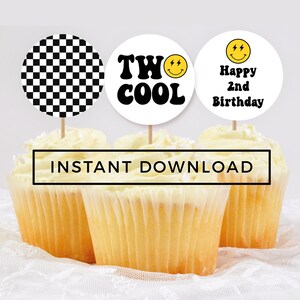 Może przedstawiać: Trzy ozdoby do babeczek z kratką, uśmiechniętą buźką z błyskawicami i tekstem "Two Cool" oraz uśmiechniętą buźką z tekstem "Happy 2nd Birthday".