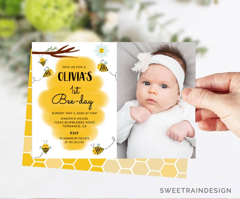 Puede incluir: Una invitaci&oacute;n amarilla y blanca con un tema de abejas para el primer cumplea&ntilde;os de un beb&eacute;. La invitaci&oacute;n presenta una foto de una ni&ntilde;a, un patr&oacute;n de panal y el texto "Olivia's 1st Bee-day".