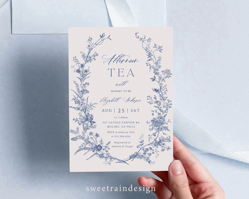 Pu&ograve; includere: Un invito a un baby shower con un designo floreale blu e bianco con il testo "Afternoon Tea" e "Mommy to be Elizabeth Arbuger" con la data "Aug 25 | Sat" alle 13:00. L'invito include l'indirizzo "327 Latigo Canyon Rd Malibu, CA 90412" e le informazioni RSVP.