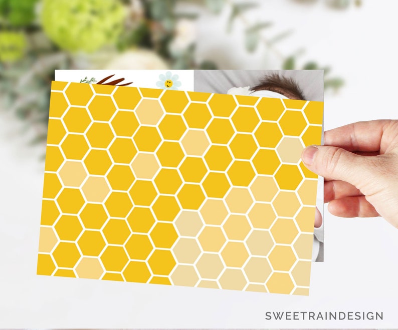 Puede incluir: Una tarjeta con un patr&oacute;n de panal de abeja amarillo y un borde blanco. La tarjeta est&aacute; siendo sostenida por una mano.