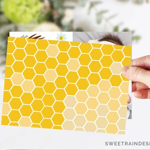 Puede incluir: Una tarjeta con un patr&oacute;n de panal de abeja amarillo y un borde blanco. La tarjeta est&aacute; siendo sostenida por una mano.
