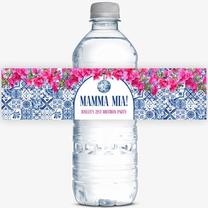 Peut inclure: Étiquette de bouteille d'eau avec un motif de carreaux bleus et blancs, des fleurs roses et le texte "Mamma Mia!" avec "Hawley's 21st Birthday Party" en dessous.
