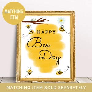 Może przedstawiać: Drukowany znak w kolorze ż&oacute;łtym i białym z tekstem "Happy Bee Day" w czarnym, ozdobnym pisem. Znak jest ozdobiony kresk&oacute;wkowymi pszczołami i ż&oacute;łtym tłem akwarelowym.