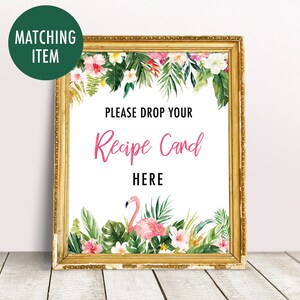 Op de afbeelding: Een printbaar bord met een tropisch thema met een roze flamingo, groene bladeren en roze bloemen. Het bord zegt "Plaats uw receptenkaart hier".