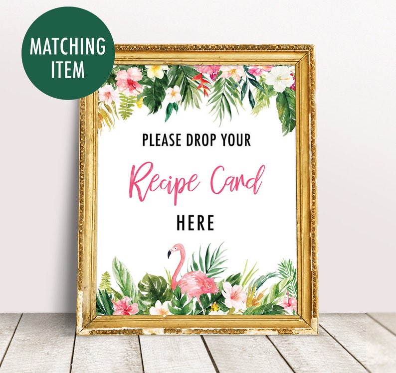 Op de afbeelding: Een printbaar bord met een tropisch thema met een roze flamingo, groene bladeren en roze bloemen. Het bord zegt "Plaats uw receptenkaart hier".