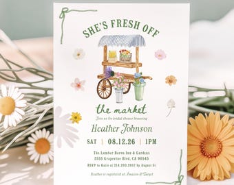 Op de afbeelding: Een witte uitnodigingskaart met de tekst "She's Fresh Off The Market" en een aquarel illustratie van een bloemenkar. De kaart bevat evenementdetails zoals datum, tijd en locatie voor een bruidsdouche ter ere van Heather Johnson.