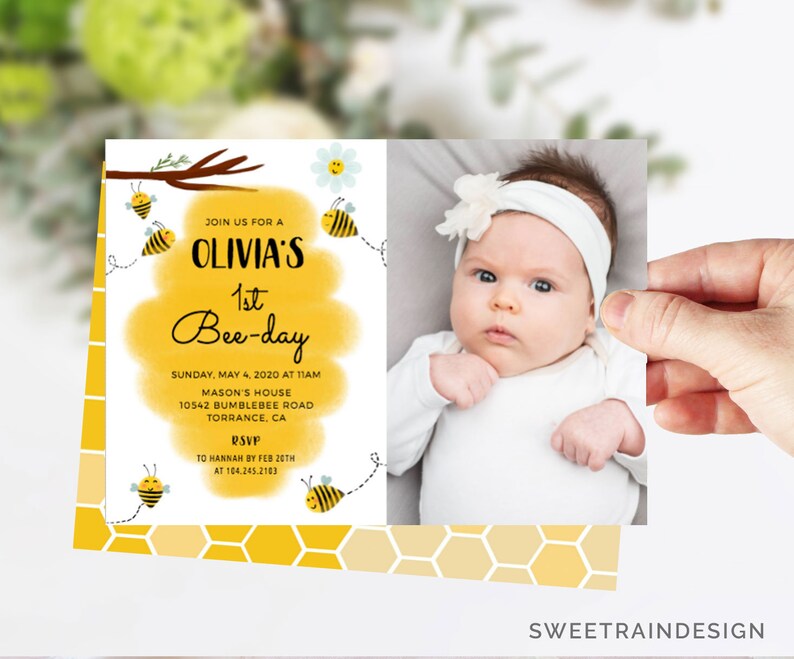 Puede incluir: Una invitaci&oacute;n amarilla y blanca con un tema de abejas. La invitaci&oacute;n dice "Join us for a Olivia's 1st Bee-day" e incluye la fecha, la hora y la ubicaci&oacute;n del evento. Una foto de una ni&ntilde;a peque&ntilde;a est&aacute; en la esquina de la invitaci&oacute;n.