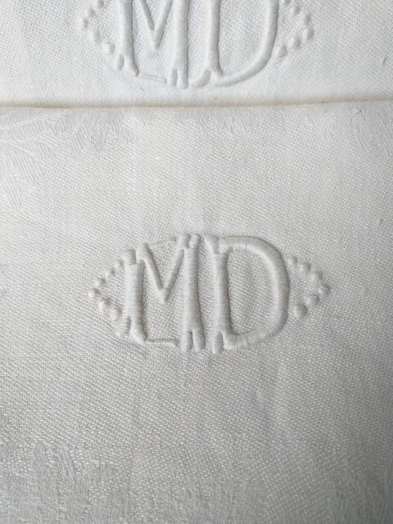 Bel Ensemble de 12 Serviettes Table Damassées en Lin avec Un Superbe Monogramme Brodé à La Main Data