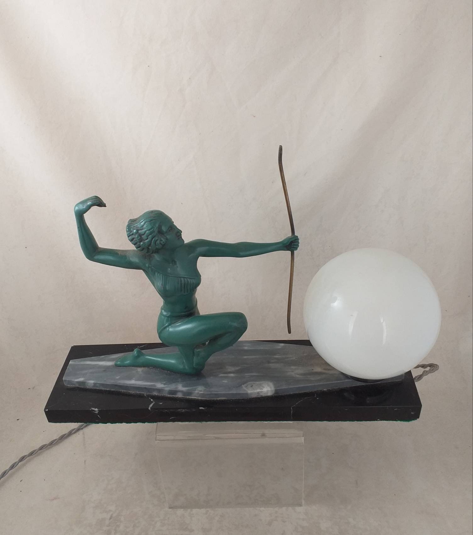 Français Original Art Déco Des Années 1930 Élégant Diana La Chasseresse Spelter et Lampe de Table en