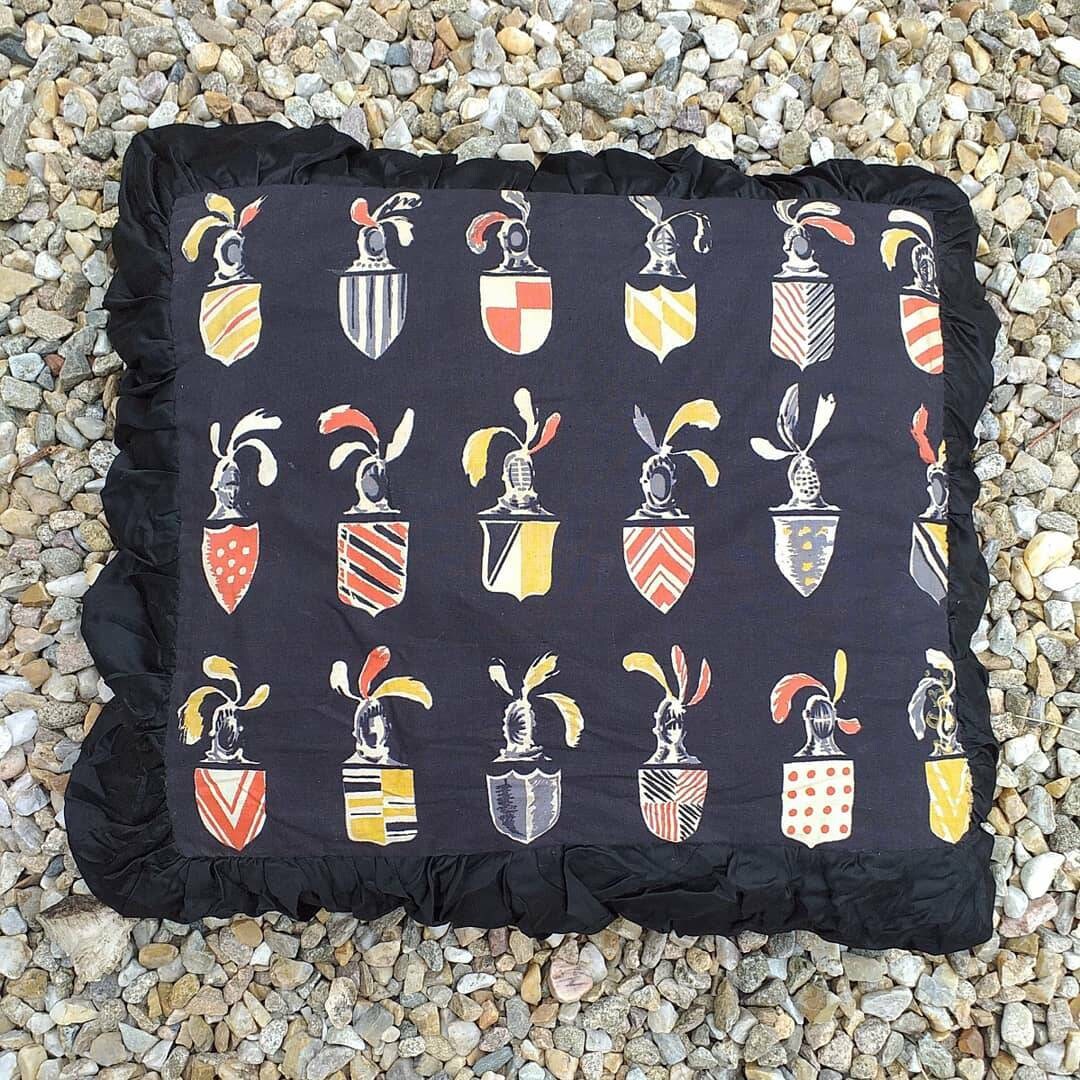 Vintage Années 1960 Plumes Remplies de Coton Imprimé et Soie Boudoir Coussin avec Boucliers Héraldiq