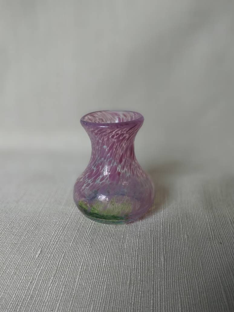Vase Miniature Suédois en Verre de Bertil Vallien Pour Kosta Boda Signé et Numéroté sur Socle.