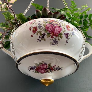 Puede incluir: Una taza de cerámica blanca con un asa negra y el texto "But First, Coffee" en negro y negrita. La taza está sobre una superficie de madera. La taza es de tamaño estándar.