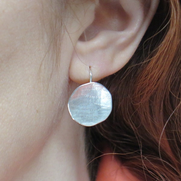 Boucles d'oreilles disque pendant argent brossé, Boucles d'oreilles traversantes, Texture cuir, Sur commande