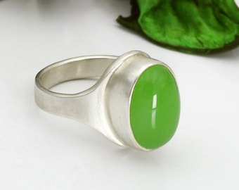 Oval lime green onyx silver band ring, Satin brushed silver ring, Cocktail ring, Size US 6 1/2