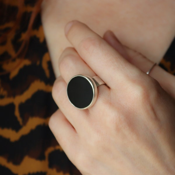 Bague onyx noir 20 mm en argent massif, Bague pierre ronde plate, Bague boho argent, Bague pastille ronde, Sur mesure