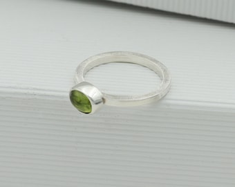 Oval peridot solid silver ring, Handcrafted with 2 mm square silver wire, Combined shiny and brushed finish, Made to order