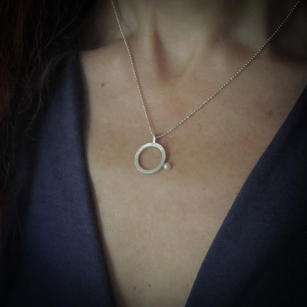 Collier cercle perle blanche argent, Ras de cou fin et discret sur chaîne à bille, Bijou minimaliste, Sur commande