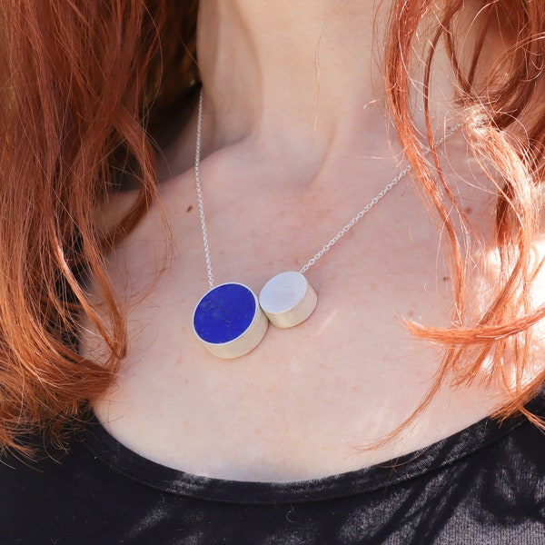 Collier double pendentif rond coulissant en argent massif, Collier pastille lapis lazuli, Ras de cou moderne, Bijou unique de créateur