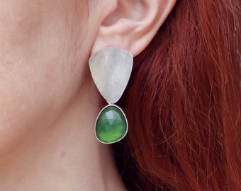 Dangling earrings set with green serpentine in solid silver, Brushed earrings