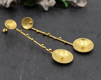 Long granulated disc & barre earrings in 24k gold-plated silver, Dangling earrings