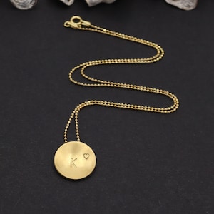 Colar de ouro com inicial e coração em disco, Colar com carimbo de letra e coração, Feito sob encomenda