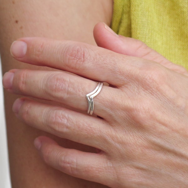 Bague chevron argent massif, Finition martelée ou lisse au choix, Bijou minimaliste de créateur, Sur mesure