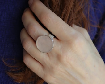 Round flat rose quartz wide band ring in solid silver, Rose quartz 20 mm in diameter, Made to order