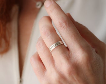 Bague fine et délicate argent massif, Finition au choix martelée ou lisse, Anneau minimaliste empilable