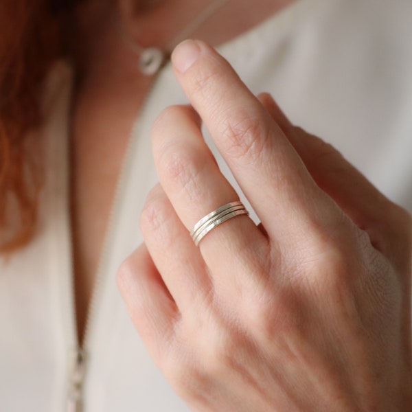 Bague fine et délicate argent massif, Finition au choix martelée ou lisse, Anneau minimaliste empilable