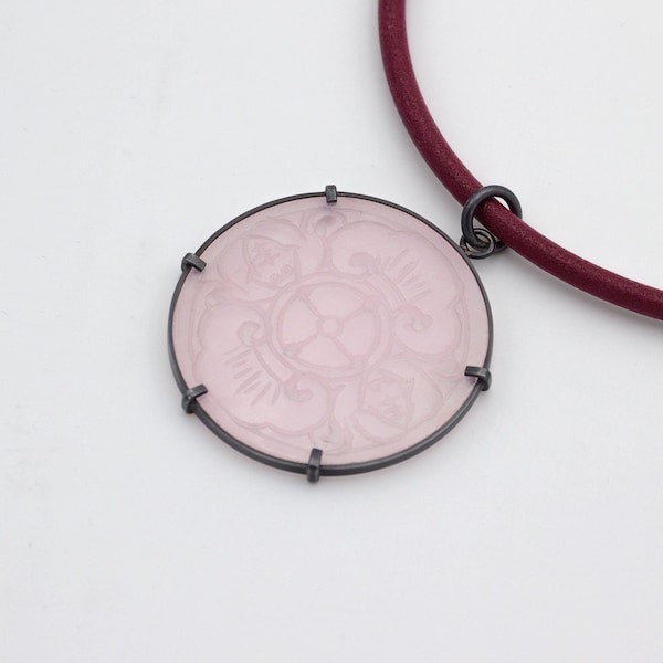 Collier cordon cuir fuchsia avec gros médaillon quartz rose taillé, Collier argent noir, Bijou pierre protection