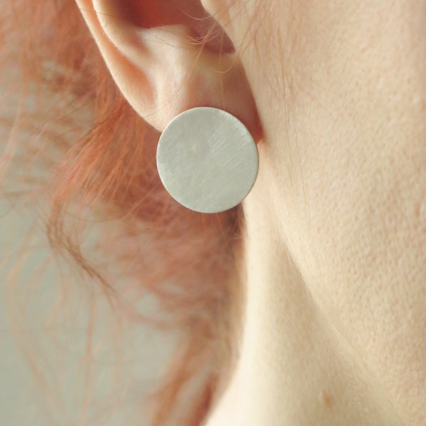 Boucles d'oreilles disques plats argent brossé, Boucles d'oreilles pastille, Bijoux minimalistes, Sur commande