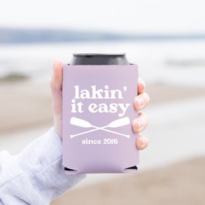 Lakin' It Easy Refroidisseur de canettes | Coolie personnalisable | Carte personnalisée du lac | Lac Benton | Lac Coolie | Coolie de bateau