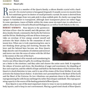 Puede incluir: Una p&aacute;gina de un libro titulado "ROSE QUARTZ" con texto que describe las propiedades del cristal, incluyendo su color, propiedades curativas y asociaci&oacute;n con el amor y el bienestar emocional. Se muestra un grupo de cristales de cuarzo rosa.