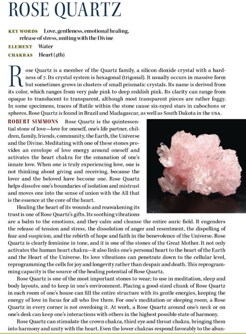 Puede incluir: Una p&aacute;gina de un libro titulado "ROSE QUARTZ" con texto que describe las propiedades del cristal, incluyendo su color, propiedades curativas y asociaci&oacute;n con el amor y el bienestar emocional. Se muestra un grupo de cristales de cuarzo rosa.
